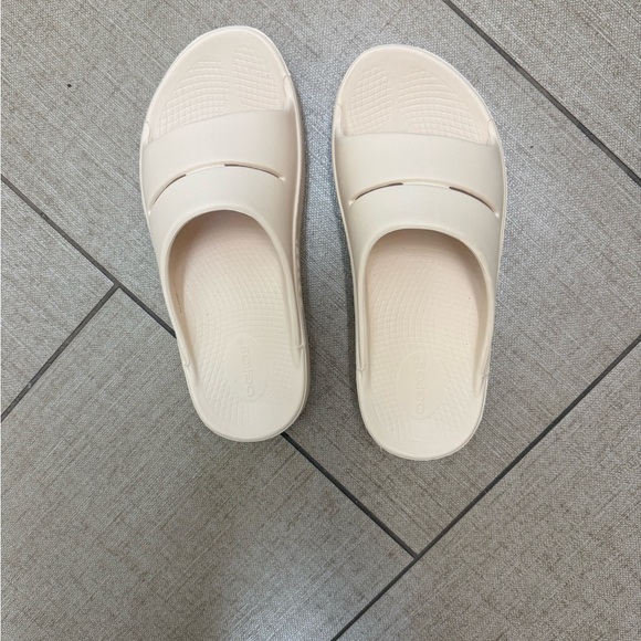 OOFOS Off-White Slide Sandals 9W (8-8.5) NWT - Picture 2 of 6